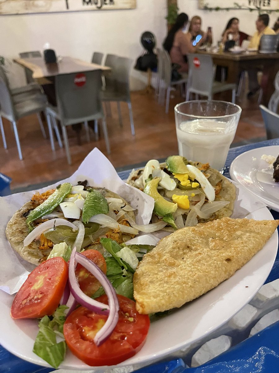 love_veracruz_'s tweet photo. Cenando mis panuchos, una empanada de minilla, una tortita de plátano y mi torito de guanábana en "La Cantinita de Lara" en calle Canal entre Guerrero y Allende #ColCentro #Veracruz https://t.co/b743PfcxNp