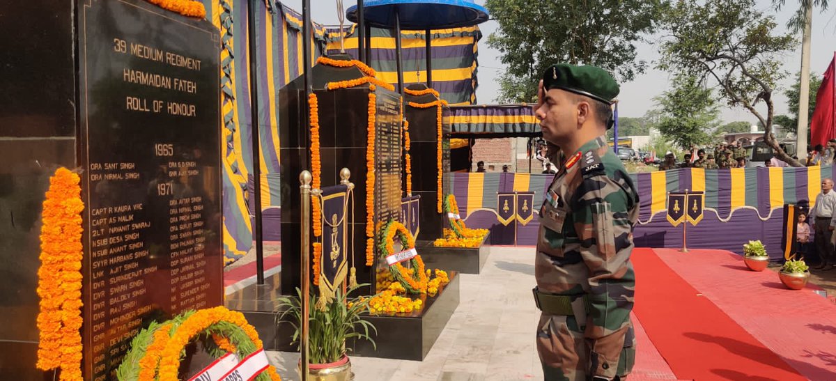 Whiteknight_IA's tweet photo. #VeerSmritiYatra
#WhiteKnight50
Day 5
#WhiteKnightRiders laid Wreath at #GunnersWarMemorial #Pahariwala. Lt Col SK Chibb, the senior most ESM laid wreath. The riders paid #homage to #bravehearts & also interacted with #Veterans.
#AmritMahotsav
@NorthernComd_IA
@adgpi https://t.co/QDTmbzzEjk
