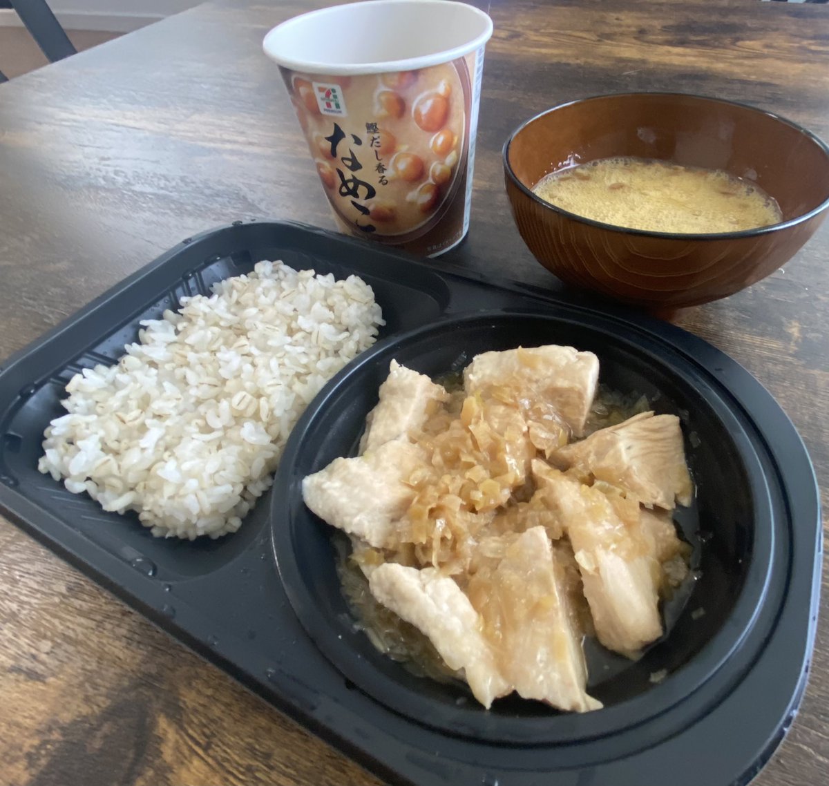 workout_food's tweet photo. 今日のワークアウトフードはこちら☝️
ボリューム満点、どんぶりにしてもGOODです😋

🐓蒸し鶏のねぎソース🧅
・エネルギー：427kcal
・たんぱく質：33.7g
・脂質：4.8g
・炭水化物：58.8g
・食塩相当量：2.1g

梅雨時の束の間の晴天、今日は風が気持ち良いですね🐈 https://t.co/XJRvusbr6Z
