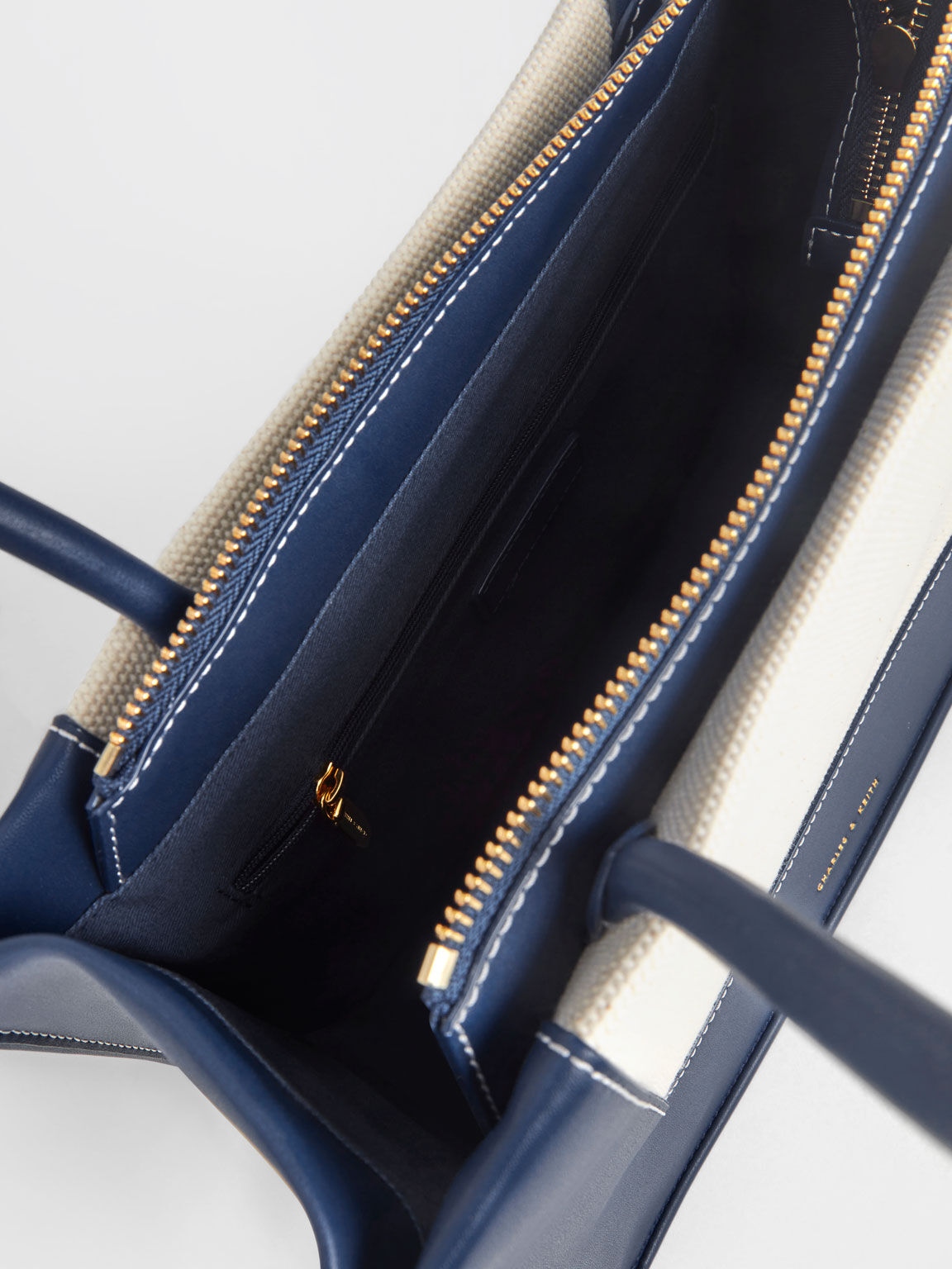 CHARLES & KEITH JAPAN в X: „A4サイズも収納できる、大容量で