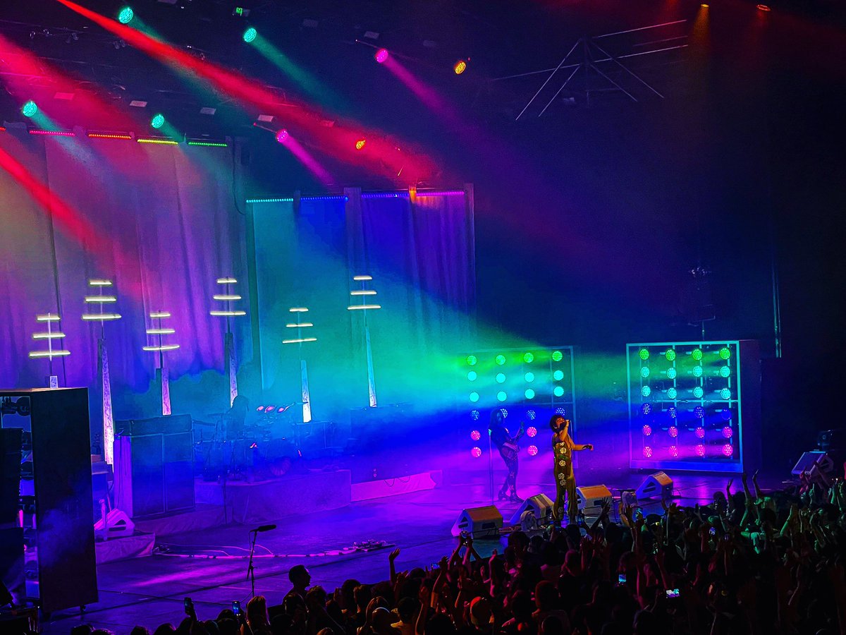 kellypauliine's tweet photo. Greta van Fleet flashing pride colors for June bc they’re the best https://t.co/X6X9UlrXCz