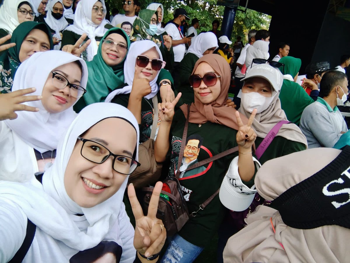 pkb_tangsel1's tweet photo. Begini nih kalau sudah ketemu idola:  Gus @cakimiNOW. Cuaca panas dan desak2an, tidak terasa. Semua bahagia bisa ketemu dan melihat langsung dengan Presiden RI 2024. https://t.co/GpbOKBpk4n