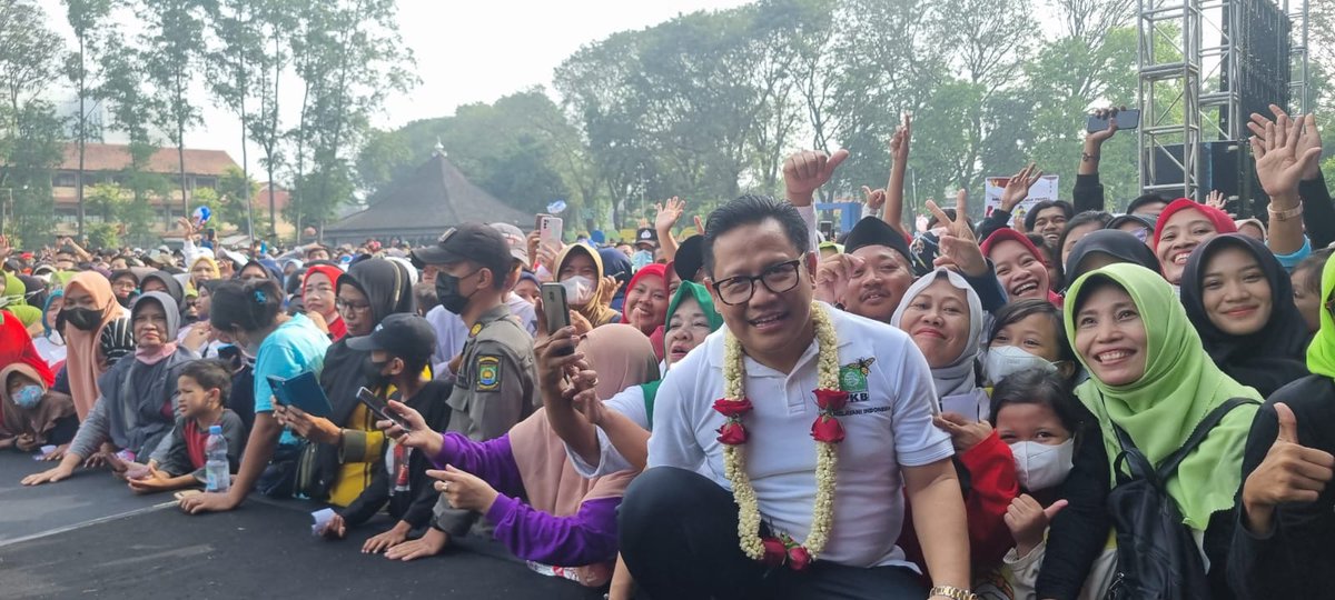 pkb_tangsel1's tweet photo. Begini nih kalau sudah ketemu idola:  Gus @cakimiNOW. Cuaca panas dan desak2an, tidak terasa. Semua bahagia bisa ketemu dan melihat langsung dengan Presiden RI 2024. https://t.co/GpbOKBpk4n