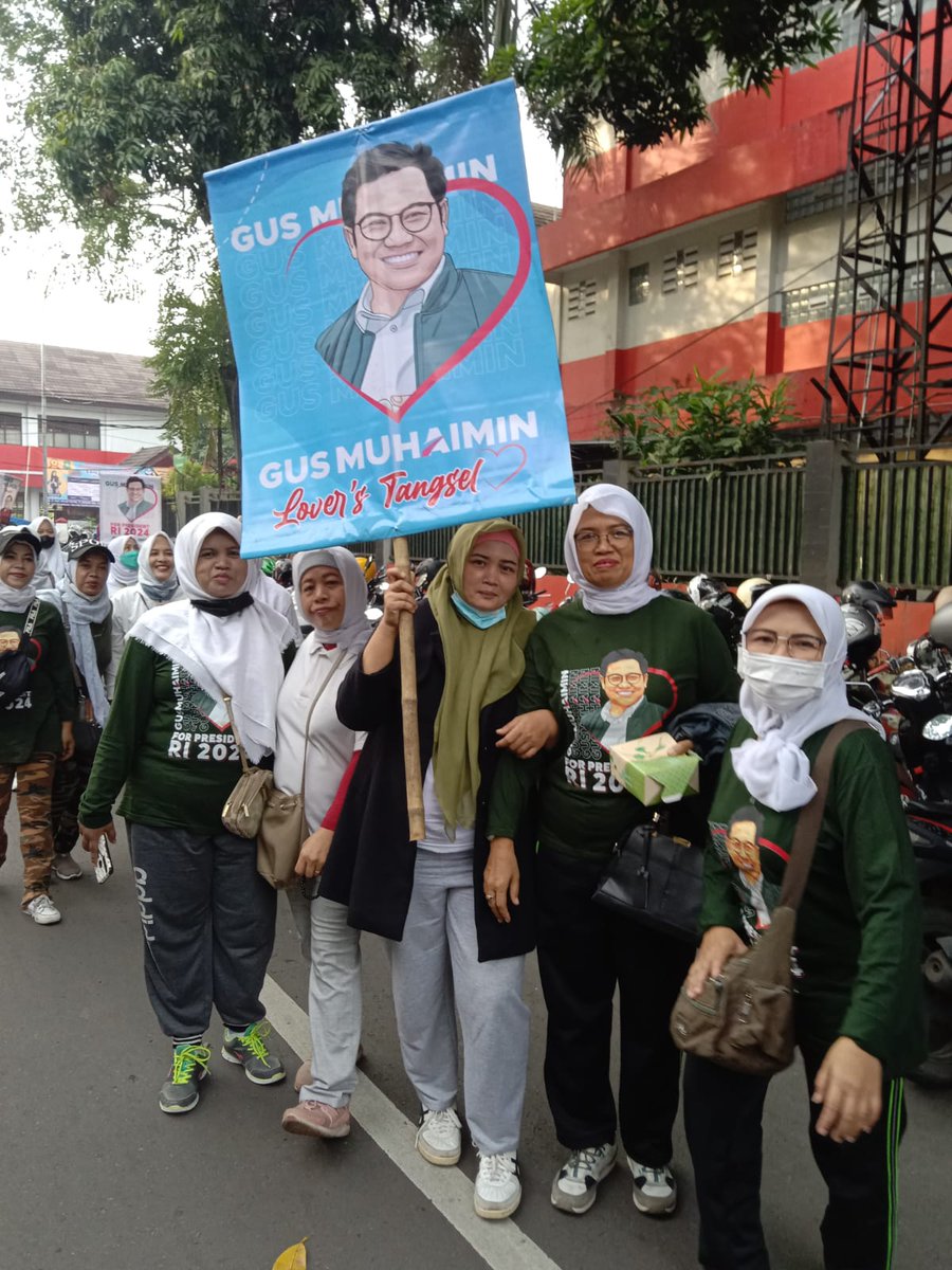 pkb_tangsel1's tweet photo. Begini nih kalau sudah ketemu idola:  Gus @cakimiNOW. Cuaca panas dan desak2an, tidak terasa. Semua bahagia bisa ketemu dan melihat langsung dengan Presiden RI 2024. https://t.co/GpbOKBpk4n