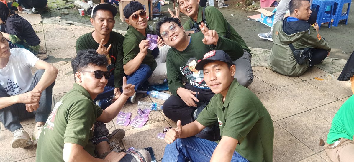 pkb_tangsel1's tweet photo. Begini nih kalau sudah ketemu idola:  Gus @cakimiNOW. Cuaca panas dan desak2an, tidak terasa. Semua bahagia bisa ketemu dan melihat langsung dengan Presiden RI 2024. https://t.co/GpbOKBpk4n
