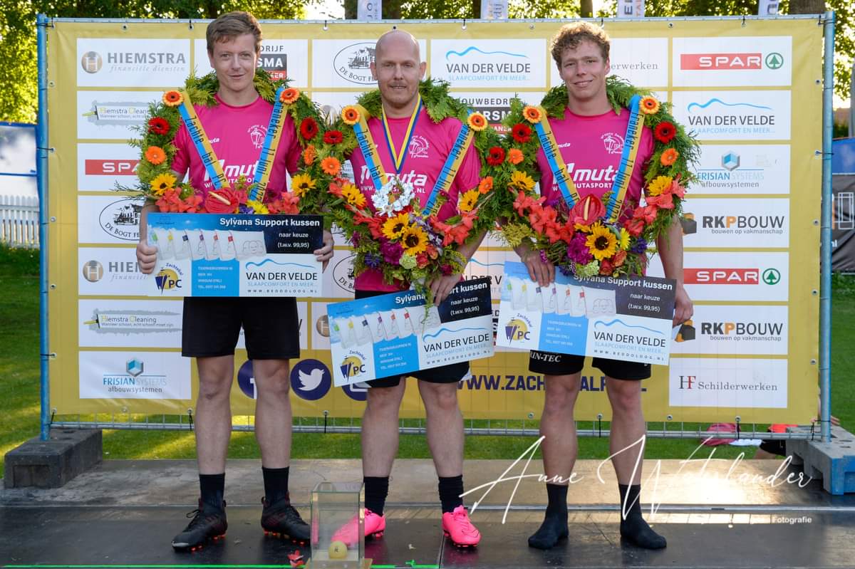 zachtebalpc's tweet photo. De winnaars van de 10e ZachteBal PC!!! #kaatsen #zachtebalpc #franeker https://t.co/gv843OO2b0