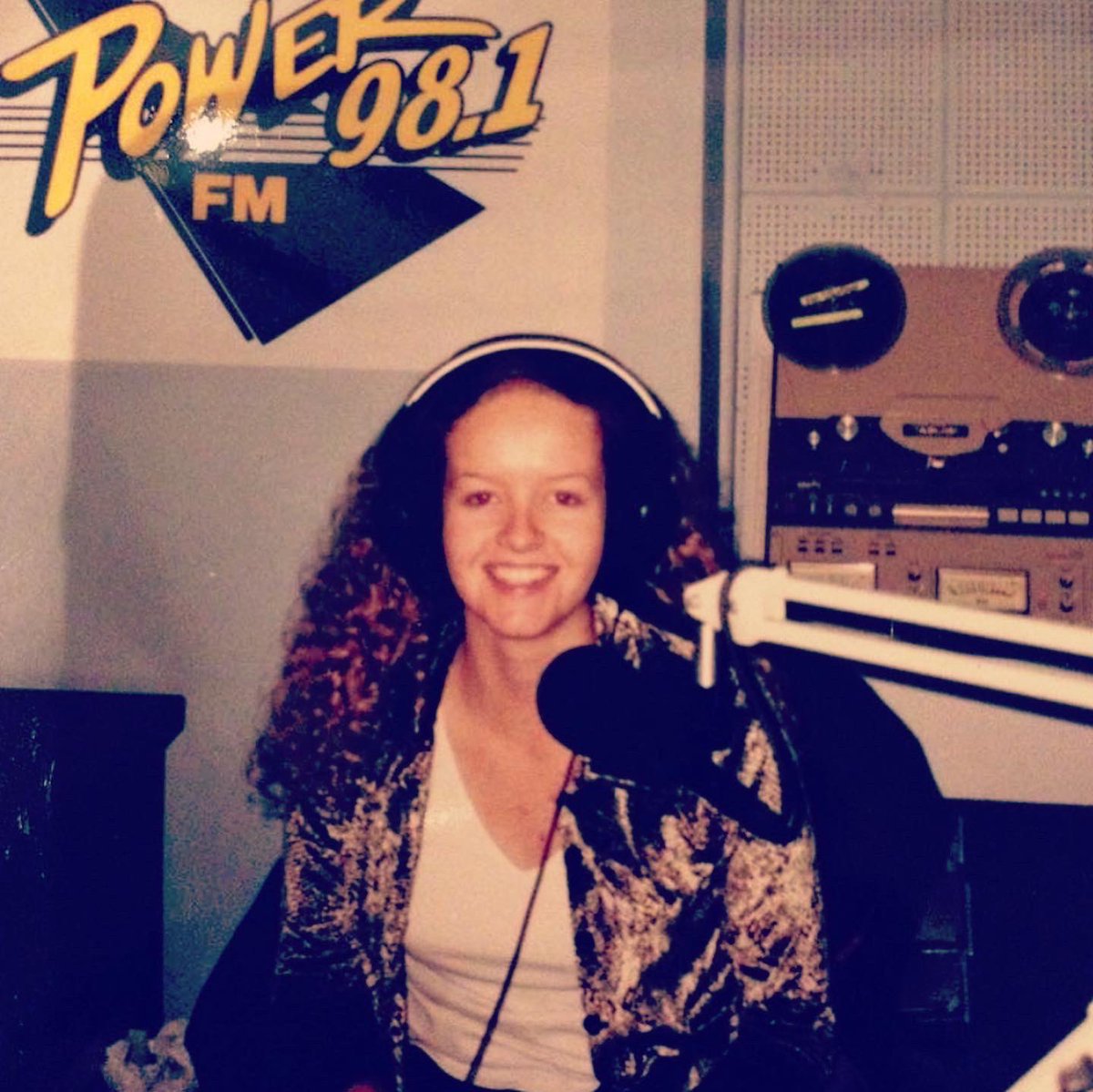 KPRC2Melanie's tweet photo. 👋 Hi! I’m Mel ❤️ I grew up in Perth, Western Australia and I am the big sister in a mix of five. My first job was at a radio station in outback Australia. I have a fur buddy named Stevie. I ride horses, love champagne, and believe in unicorns #MMJ #mmjane https://t.co/1zudlMn4ad
