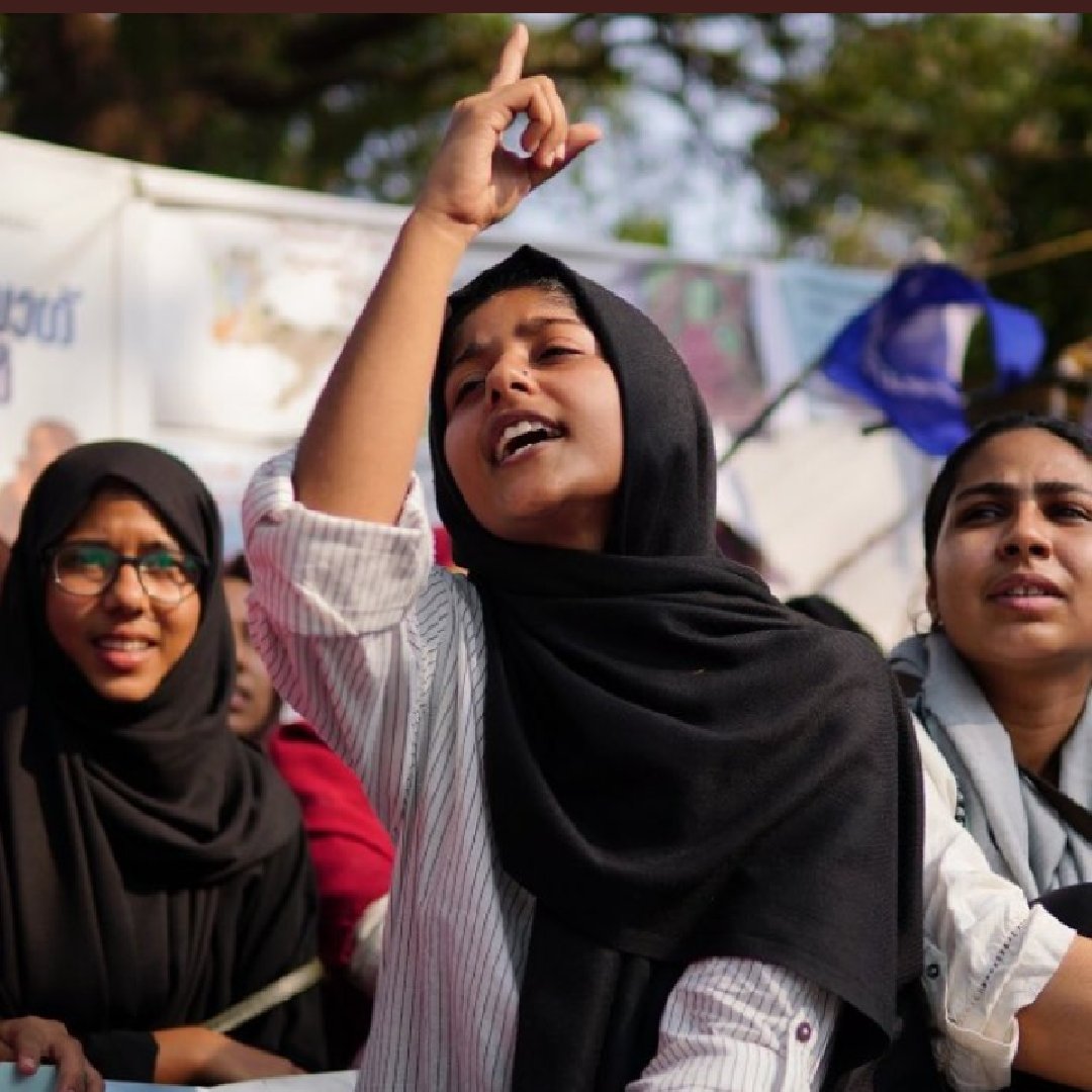 AnamTeriQasam's tweet image. Vardi waley darte hain.. Hijab wali ladki se
@AfreenFatima136 
#standwithafreen