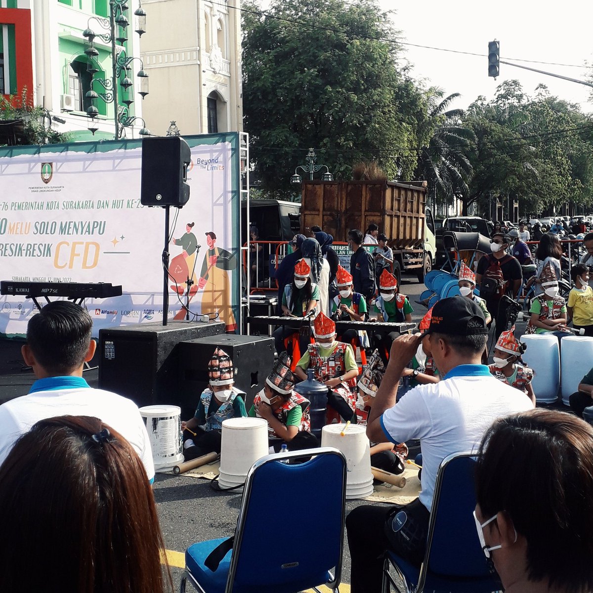 Halo Sobat EH! 🌏
Hari ini Minggu, 12 Juni 2022. Earth Hour Kota Solo ikut berpartisipasi dalam event "AYO MELU SOLO MENYAPU &amp; RESIK-RESIK CFD". Dalam rangka menyambut Hari Jadi ke-73 Pemerintahan Kota Surakarta dan HUT ke-25 Solopos.