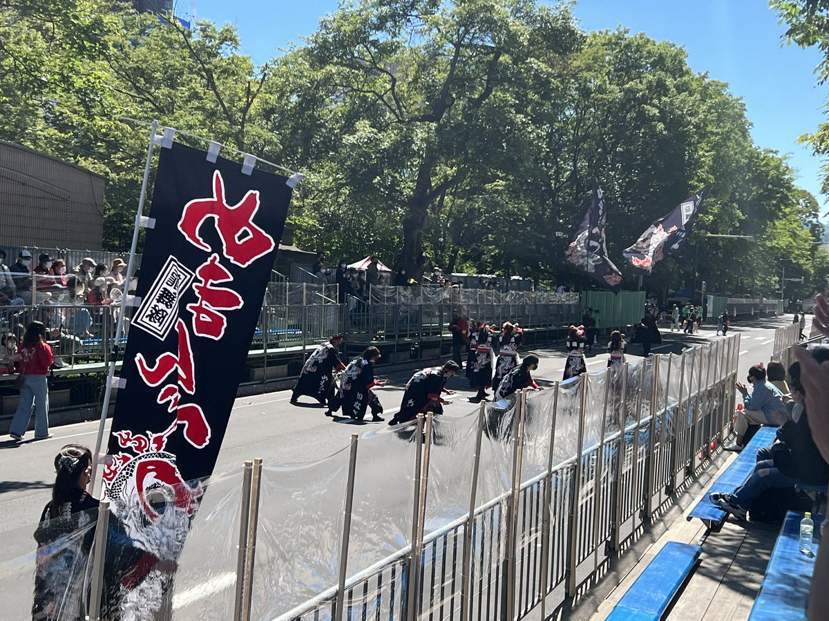kiyohikoYOSAKOI's tweet photo. 最終日大通北コース②
女満別龍舞隊

倭奏の地方車先導で現れた！！！色が合ってるぞっ！！
ざ！よさこいソーラン！！！ってかんじで。こういう地域に根ざしたチームは大切なのです😭

その昔、ゆうばり寅次郎というそれはそれは地域に根ざした最高のチームがあってですね。。。

#YOSAKOIソーラン https://t.co/CPipeRVtpZ