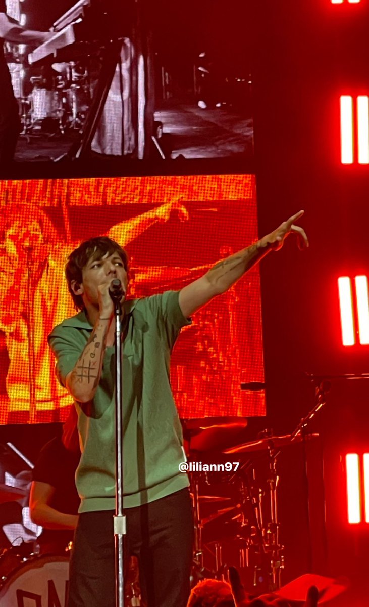 HLNewsBr's tweet photo. 📸| Louis apontando para a plateia do México!

Via Liliann97 https://t.co/pqmM8Qxby3
