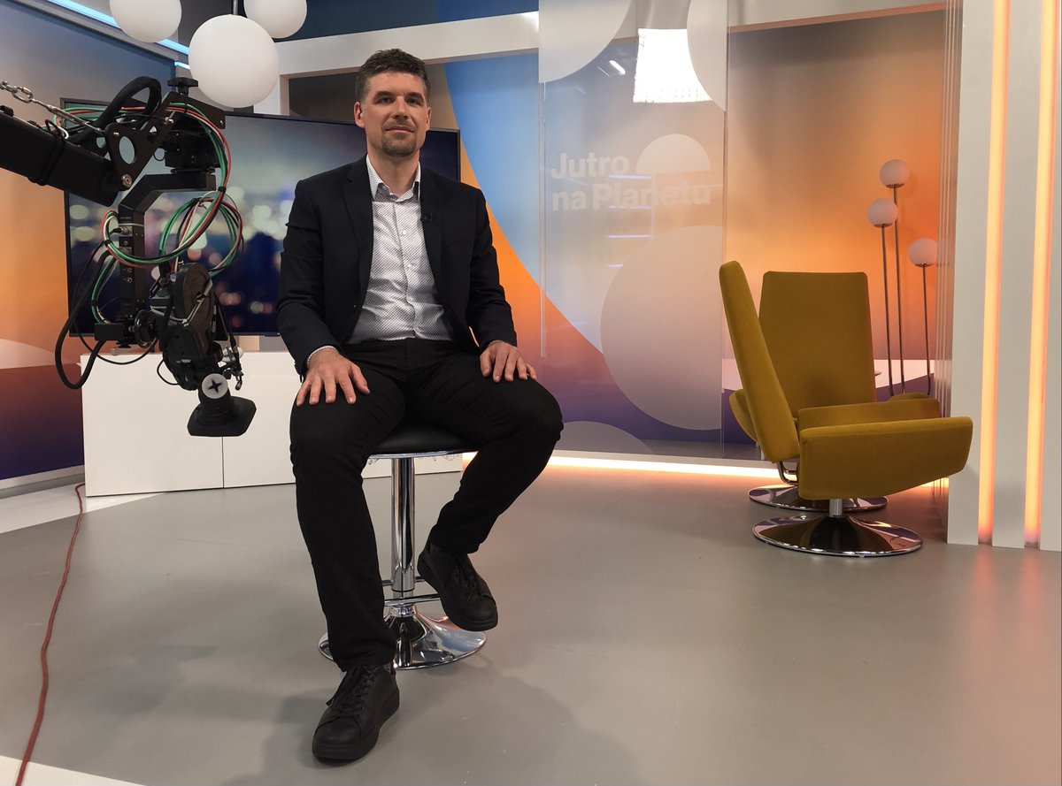 BojanPozar's tweet photo. 2/2 ... in neverjetna denarna nagrada novemu šefu @vladaRS - 1,9 mio evrov.
- Razkrijemo tudi, kateri odvetnik piše zakon o združitvi #SDH #DUTB, in kaj je Golob rekel @strankaSD okoli zamenjav v energetiki.
➡️➡️ Komentirata @PeterGregorcic in @m_bostjan #kjerjeBojanjetudipožar https://t.co/9aGgKxdl3j