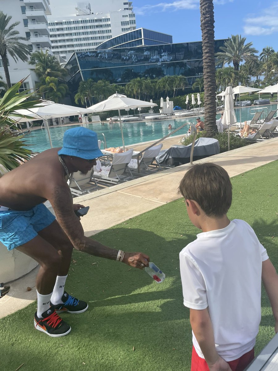 bobbysbeats's tweet photo. @JesseLingard Thank you for taking the time spend with our boy and being a genuinely great guy 👊👊👊 #miamibottleflipchamp https://t.co/WU4T20ssxW