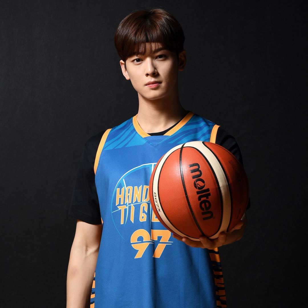 rosa061209's tweet photo. @Kpopmap Cha eunwoo is a good basketball player 🥰
#chaeunwoo
#handsometiger https://t.co/5V0DRAQqvq