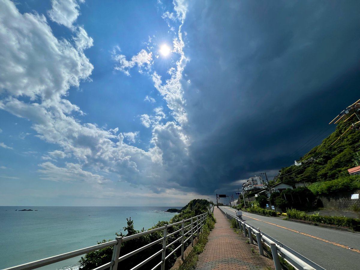 ヤバい雨が来るぞと分かってても思わず足を止めてしまった光景 が綺麗すぎてむしろ恐怖を感じるレベル Togetter