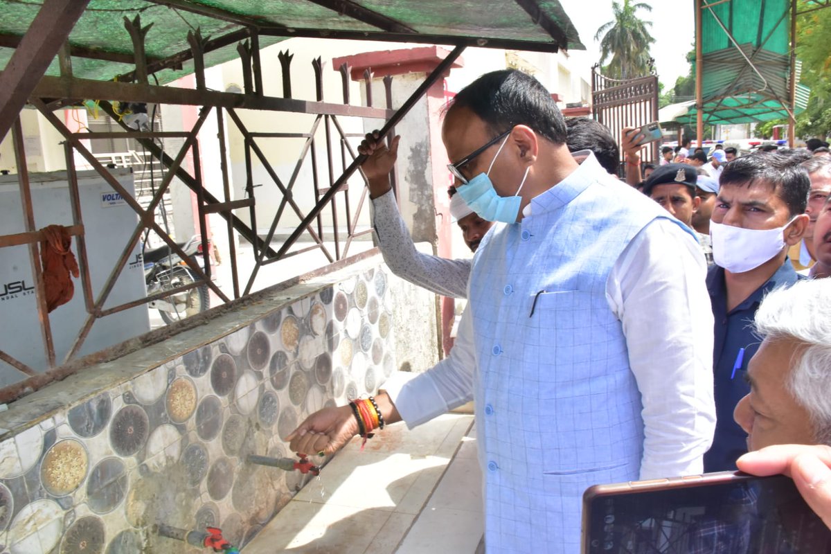 brajeshpathakup's tweet image. आज स्वरूपरानी नेहरू चिकित्सालय प्रयागराज पहुंचकर वहाँ की जन स्वास्थ्य सुविधाओं एवं व्यवस्थाओं का निरीक्षण करते हुए।
@PMOIndia 
@narendramodi 
@BJP4India 
@CMOfficeUP