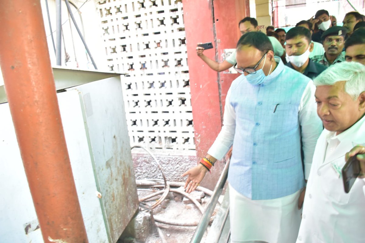 brajeshpathakup's tweet image. आज स्वरूपरानी नेहरू चिकित्सालय प्रयागराज पहुंचकर वहाँ की जन स्वास्थ्य सुविधाओं एवं व्यवस्थाओं का निरीक्षण करते हुए।
@PMOIndia 
@narendramodi 
@BJP4India 
@CMOfficeUP