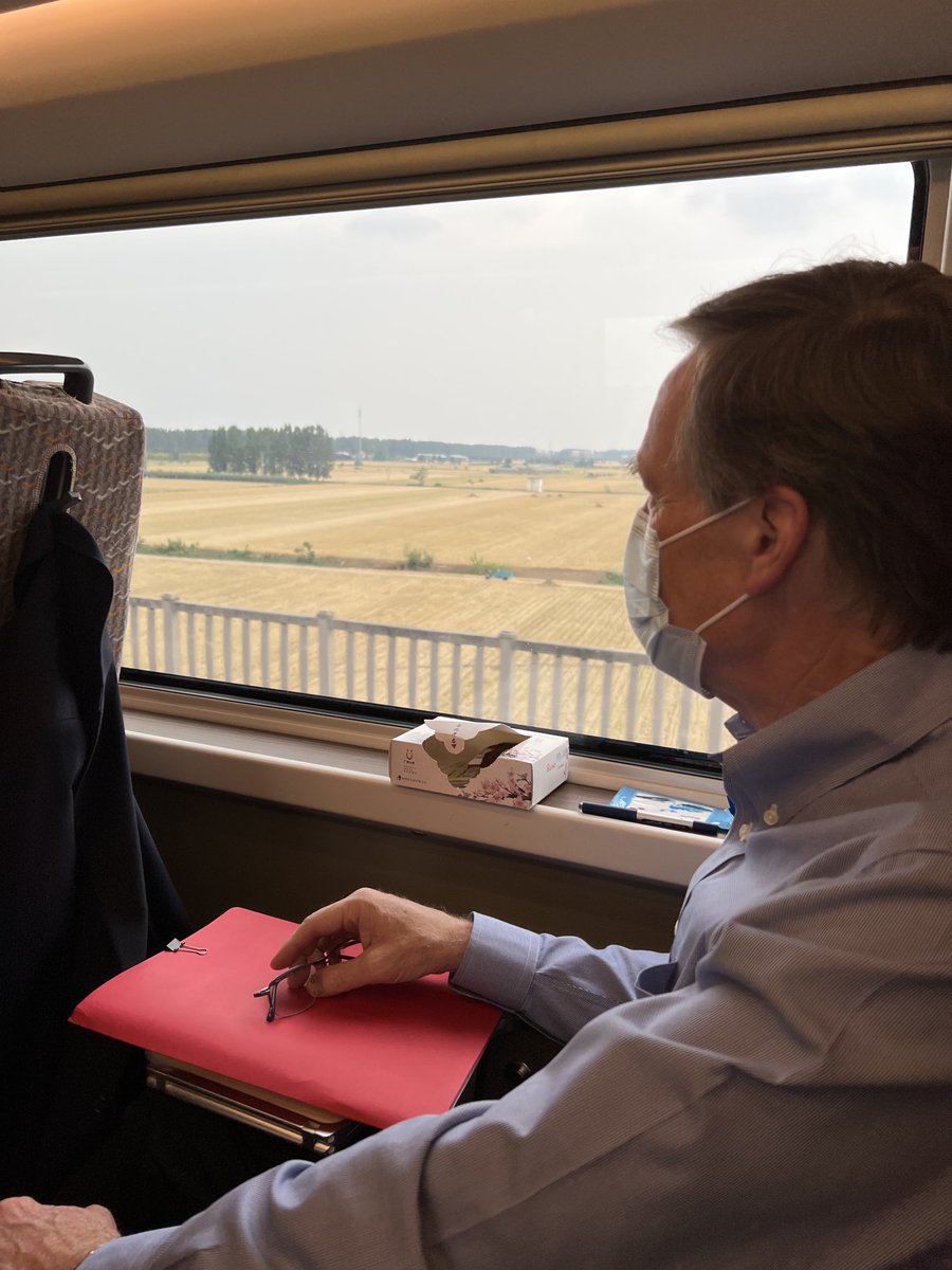 Just crossed the Yellow River in Henan at the rapid clip of 308/km per hour on this impressive 复兴号 train. Destination #Wuhan.