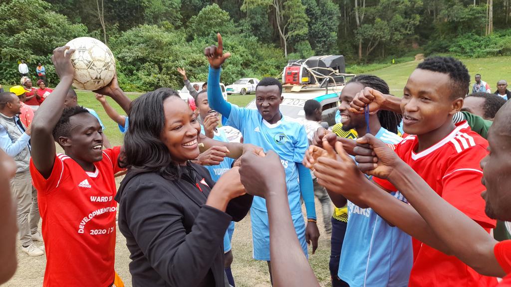 Terry_Mbaika's tweet photo. As the the fourth edition of the Teresia Mbaika  Tournament Kilungu ward begins i urged the youth not to auction themselves  cheaplu because they would loose their bright future.
I adviced them to protect their interests and future.
*•YOUTHTUCHEZENATERRY⚽🎯•*
@UDAKenya https://t.co/GSYhBYOLnK