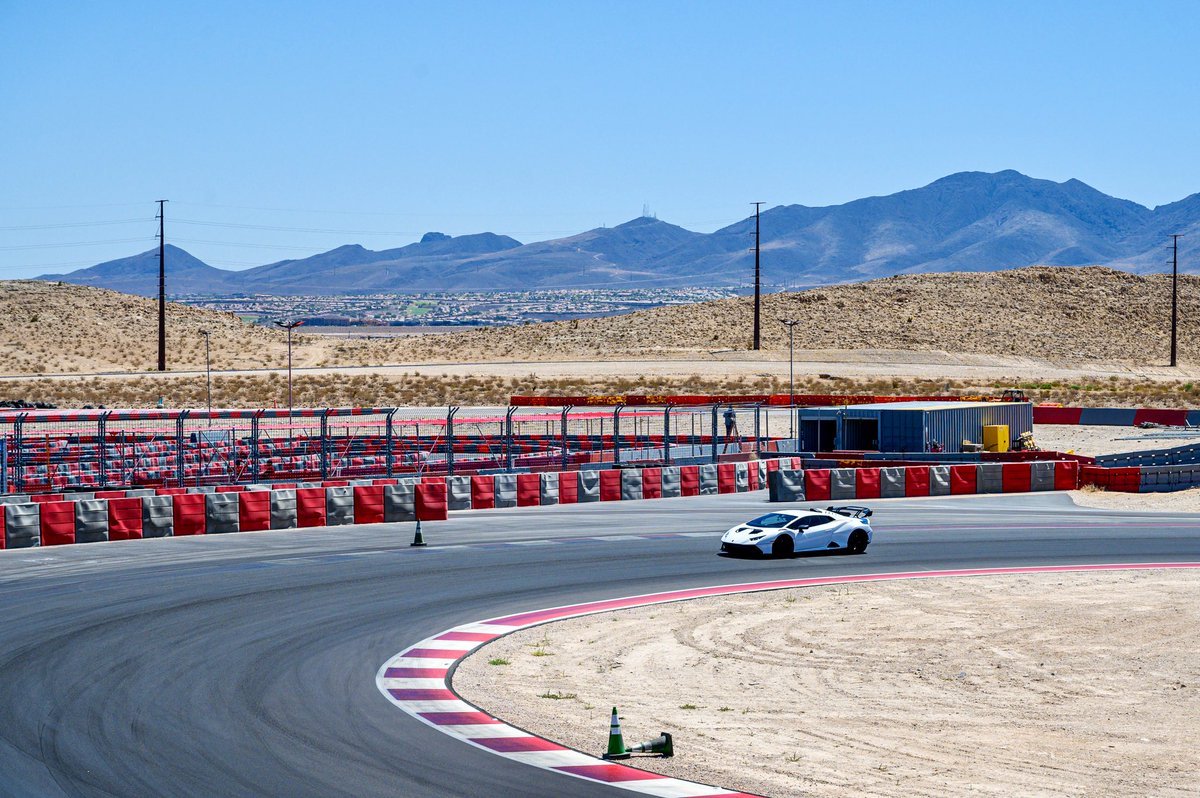 _dylanwee's tweet photo. Las Vegas 2022 — Day 3: Race it like you STOle it || #exoticsracing #speedvegas #lamborghinihuracanSTO #lamborghini #huracan #STO #racing https://t.co/8ohXgQv4DU