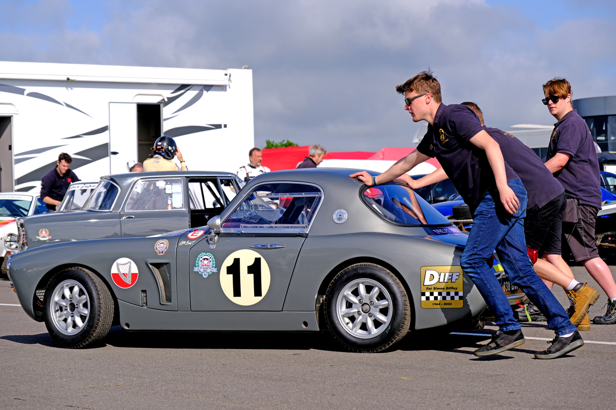 Ambling round the Thruxton paddock on a Sunday morning...

<a href="/thruxtonracing/">Thruxton Circuit</a> 
 #thruxton #historicmotorsport #thruxtonhistoric