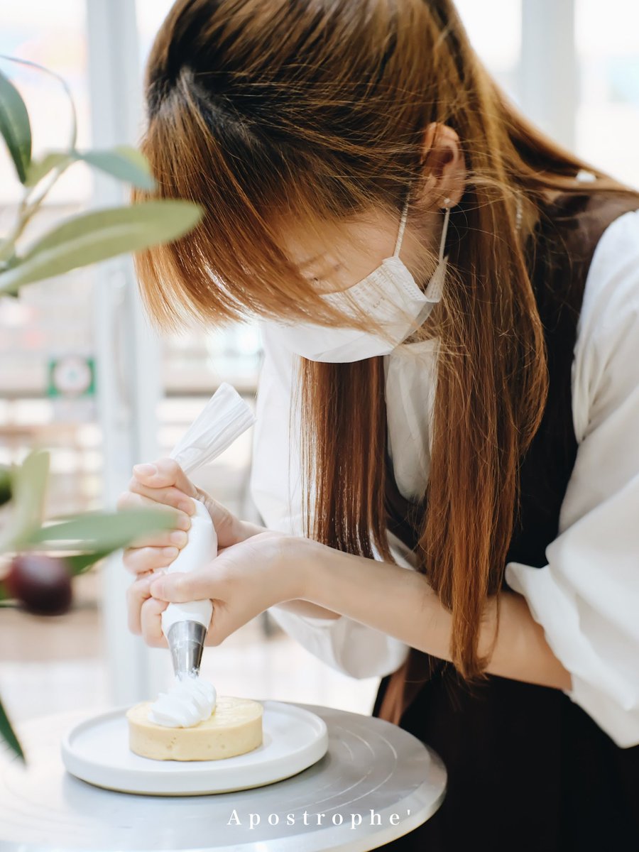 Today Private Workshop 
"Lemon Meringue Tart" 🍋 
วันนี้น้องมิ้นท์ได้มาร่วมเวิร์คช็อปทำเลมอนเมอแรงค์ทาร์ต ที่อะโพสจ้า น่ารักมากก 💛🧡🤎 IG: myminthe #apostrophephuket #apostropheworkshop #lemontart #รีวิวภูเก็ต