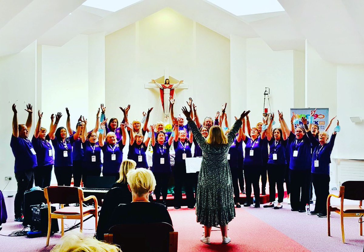 LimerickSings's tweet photo. Hands up for #kingswoodcommunitychoir kicking off this mornings Choral Trail in @MilfordLmkCC! https://t.co/W2aYYUckg1