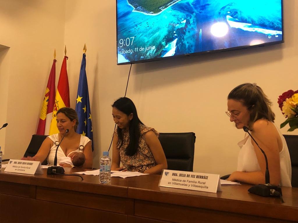 <a href="/isabenamoreda/">Misabel benavente</a> <a href="/RaulCalvoRico/">Raul Calvo Rico</a> <a href="/irene_chico/">Irene Chico</a> <a href="/Julia_dFH/">Julia FH</a> En el curso de la presentación la recién nacida pidió de comer...
Las fotografías, que las hizo Vanesa Gil Durán, del Colegio Oficial de Médicos de Toledo.
Las rosas en primer término, de nuestro (del firmante y de Mercedes Pérez-Fernández) jardín en Buitrago.
#siapToledo