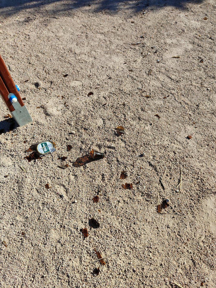 mikneuk's tweet photo. @Lineamadrid Estado en que encontramos a diario los accesorios de gimnasia para mayores en el parque de la Plaza Alsacia. Nadie lo recoge y los mayores no podemos hacer los ejercicios por temor a caer entre cristales. Para esto, mejor cerrar el parque, ya que no podemos usarlo. https://t.co/hDZMznlVce