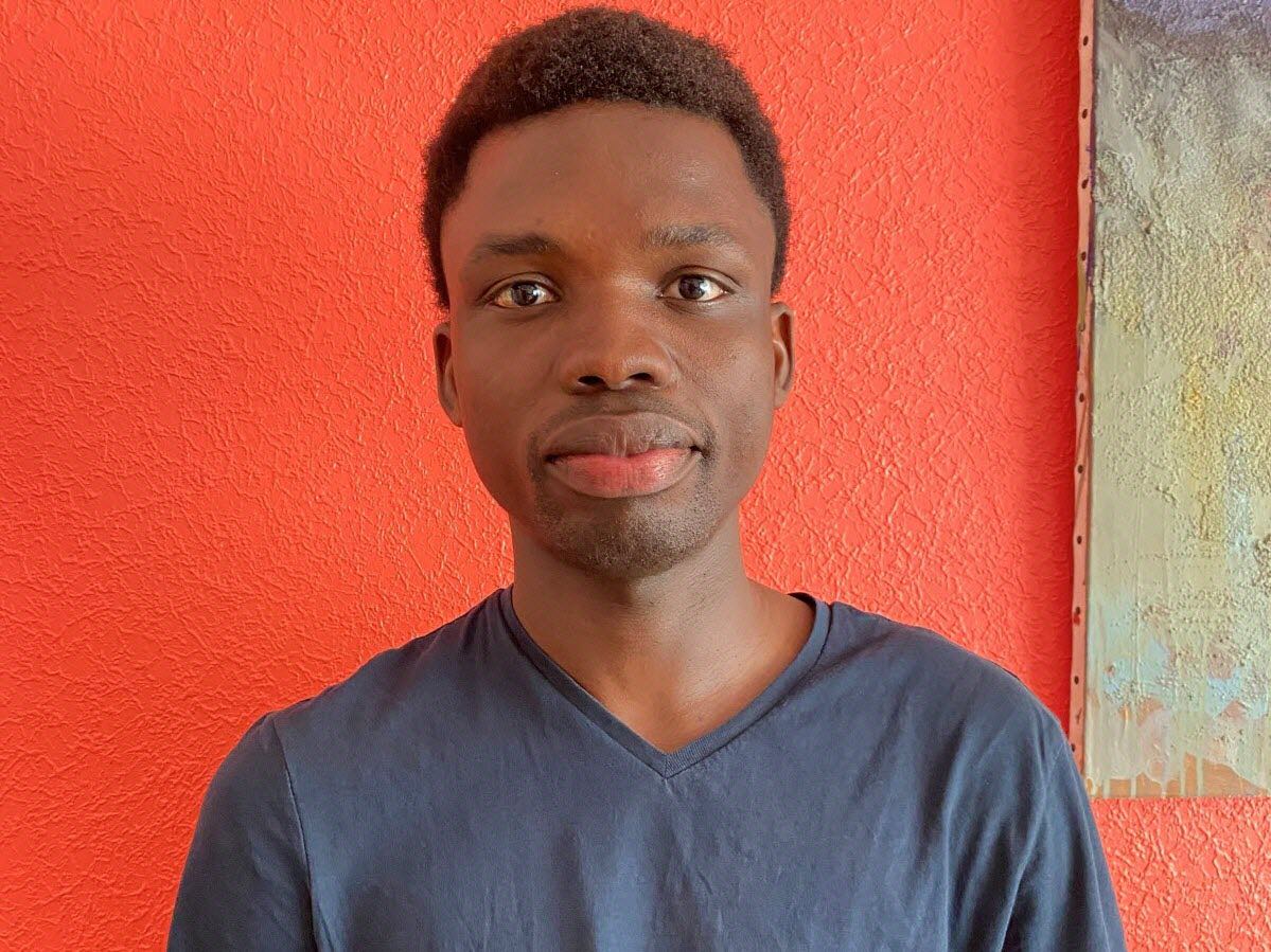LMPositif's tweet photo. 🇨🇵 Il y a 3 ans, Jonathan Kikanga, un jeune de 18 ans, dormait dans la rue. Aujourd’hui, soutenu par une association brestoise, il s'est révélé être un lycéen brillant au point d'être sélectionné pour intégrer l'INSA Lyon ! 🙏 👏 (France Info) https://t.co/VVoXkfJnyc