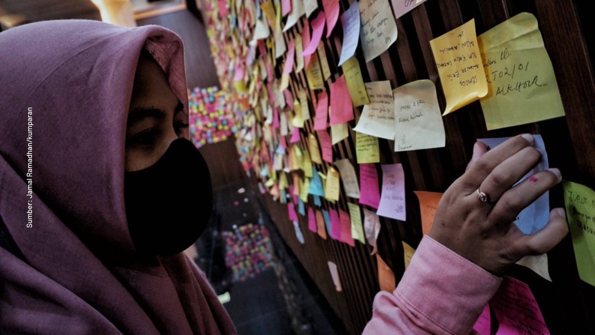 kumparan's tweet photo. Lembar doa dari warga untuk Eril terus berdatangan di Gedung Pakuan, Bandung.

https://t.co/JIMOzgT8uA https://t.co/w5ML8XOvzm