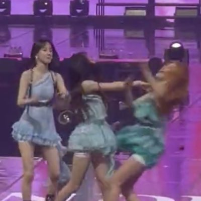 the iconic fansites fighting in front of wjsn recreated by wjsn themselves