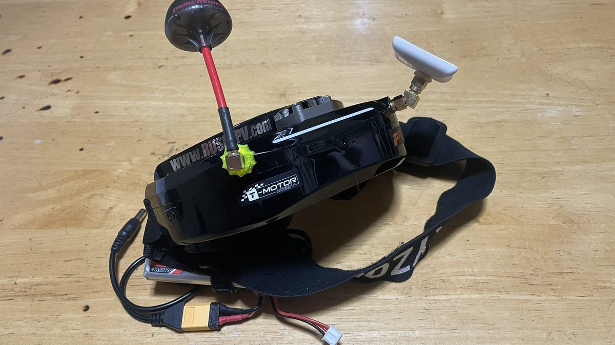 日焼けして顔が赤くなってた。
日焼けかぁ。
FPVドローンでモトクロスの追いどりしたからなぁ😁
ゴーグルの所だけ日焼けしてない…🥲
#ゴーグル焼け