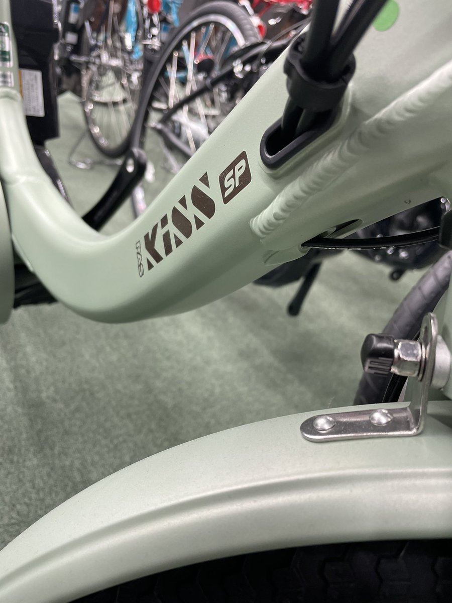 c_b_designer's tweet photo. 今日自転車を見に行った時に気づいたのですが、この2色をほとんど見分けられませんでした。だからといって、このことに対してカラーUD云々の話をしてもあんまり価値がないと思ってます。色んな人が好きな色の自転車を選べる世の中の方が豊かですし。 https://t.co/BlgNWmfuBI