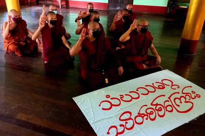YuTun37775894's tweet photo. Monks from Sangha Union of Mandalay demand for an immediate end to all of Burma’s suffering. They also performed sermons &amp; prayed for federal democracy’s development.   #2022Jun12Coup #WarCrimesOfJunta #WhatsHappeningInMyanmar https://t.co/PNrewuwRzF