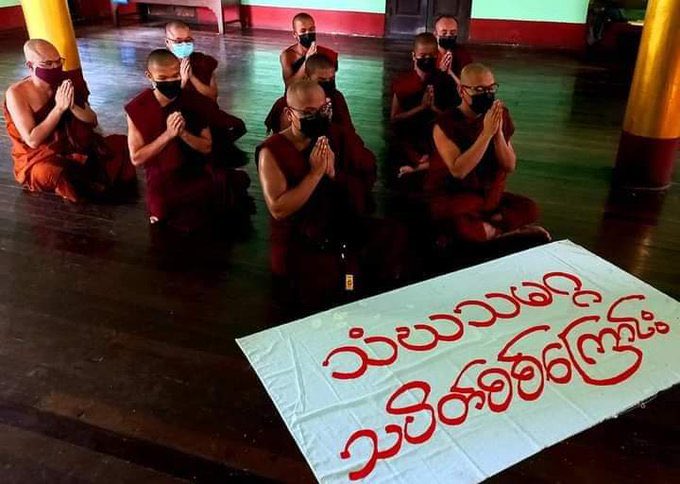 YuTun37775894's tweet photo. Monks from Sangha Union of Mandalay demand for an immediate end to all of Burma’s suffering. They also performed sermons &amp; prayed for federal democracy’s development.   #2022Jun12Coup #WarCrimesOfJunta #WhatsHappeningInMyanmar https://t.co/PNrewuwRzF