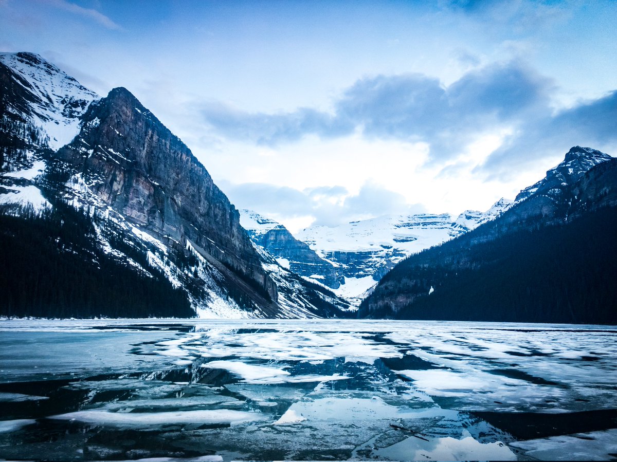 ScotchBruce's tweet photo. @rmountaineer What a difference a week makes! Either way I could sit and look at this place for hours! We even had the glacier cracking, snow and rock slides, it was very active for sure! A little slice of paradise! Loved it! 🏴󠁧󠁢󠁳󠁣󠁴󠁿💖🇨🇦 https://t.co/lDuFCxqXgc