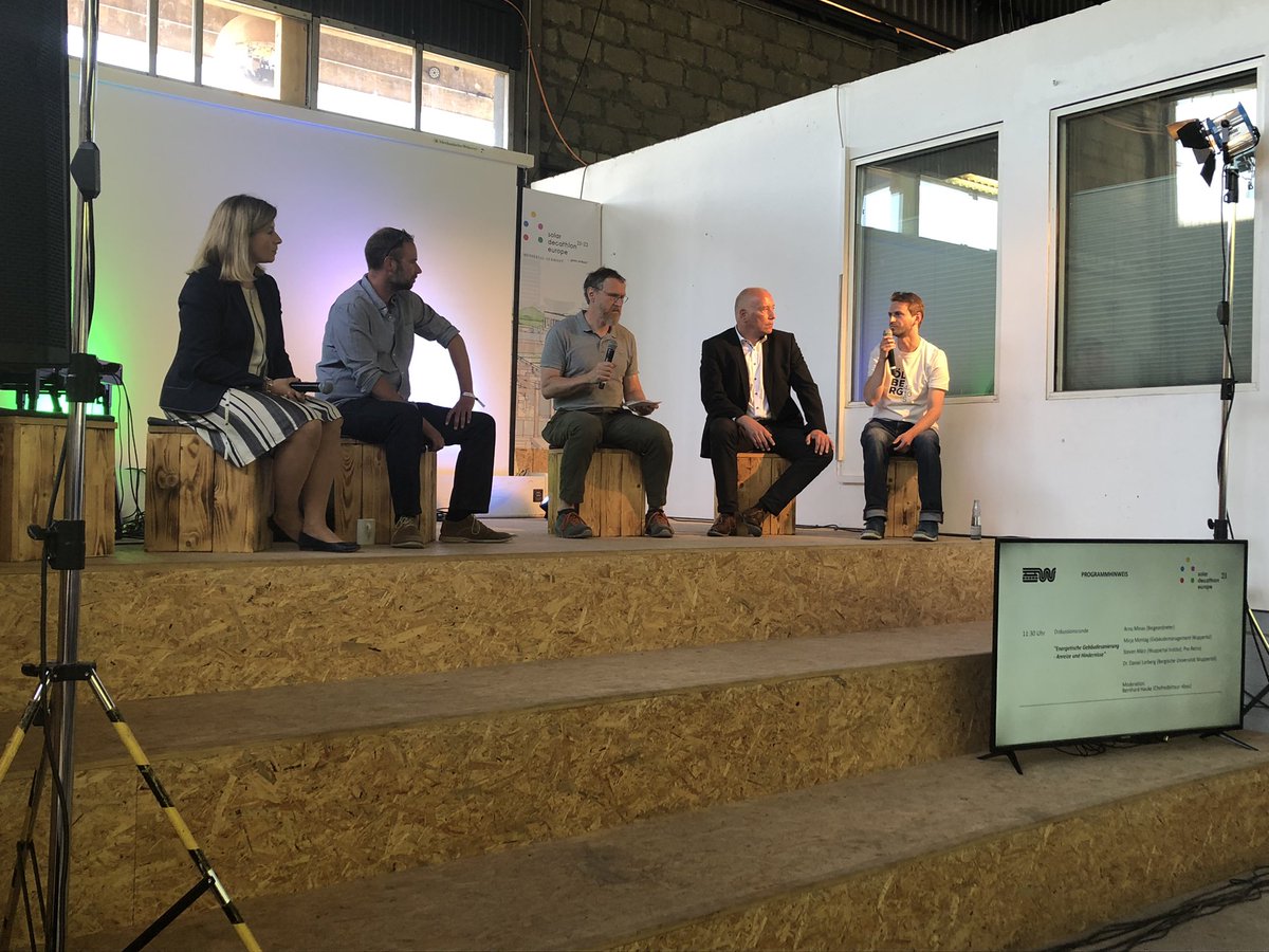 Wupperinst's tweet photo. Jetzt diskutiert beim @SDE21_22 auf dem #CoHostDay @stadt_wuppertal
@NbauOrg @BernhardHauke mit
Arno Minas @stadt_wuppertal, Miria Montag #GMW, Daniel Lorberg @SDE21_22 @Uni_Wuppertal und
Steven März @Wupperinst #ProRetro
über energetische Gebäudesanierung https://t.co/IcgETkAcDl