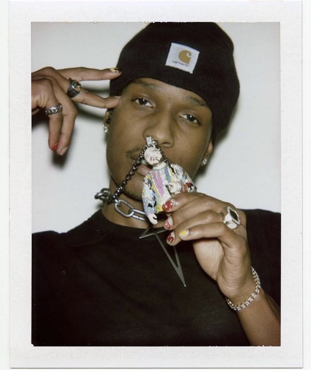 StreetFashion01's tweet photo. Places+Faces Polaroids🖤 https://t.co/2Mm9bcCOr3