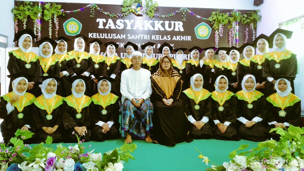 mamskyle's tweet photo. meski kadang suka nyebelin but i love u guys, happy graduation #savemoment u'll be missed https://t.co/0Eu1YW3Tzk