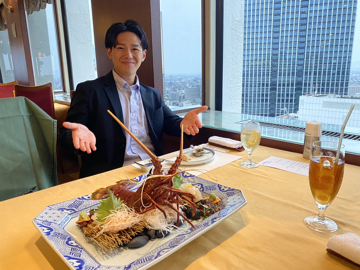 OueIt's tweet photo. 先日、愛媛マンダリンパイレーツ現役時代、個人スポンサーの鉾石さんと久しぶりにご飯に行きました。
現役時代の話や今の仕事の話で終始盛り上がりました。
あと、伊勢海老ってこんなに美味しいんだって…感動🥹

ありがとうございました😊
大阪駅第3ビル 32階 中納言🦞 https://t.co/SiWwWJfjbC