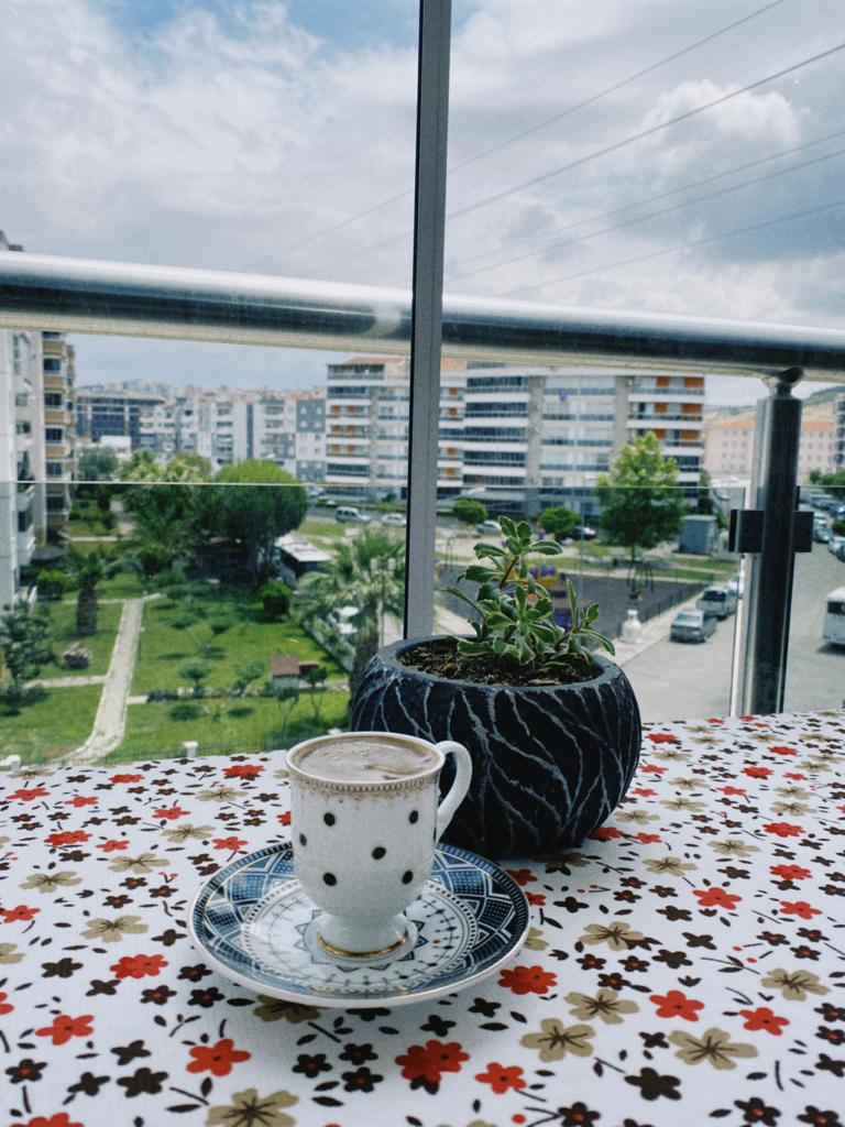 Bütün acıları ve ayrılıklarımı yaşadığım şehir yani izmir seviyorum seni az kaldı mutlu günlere.