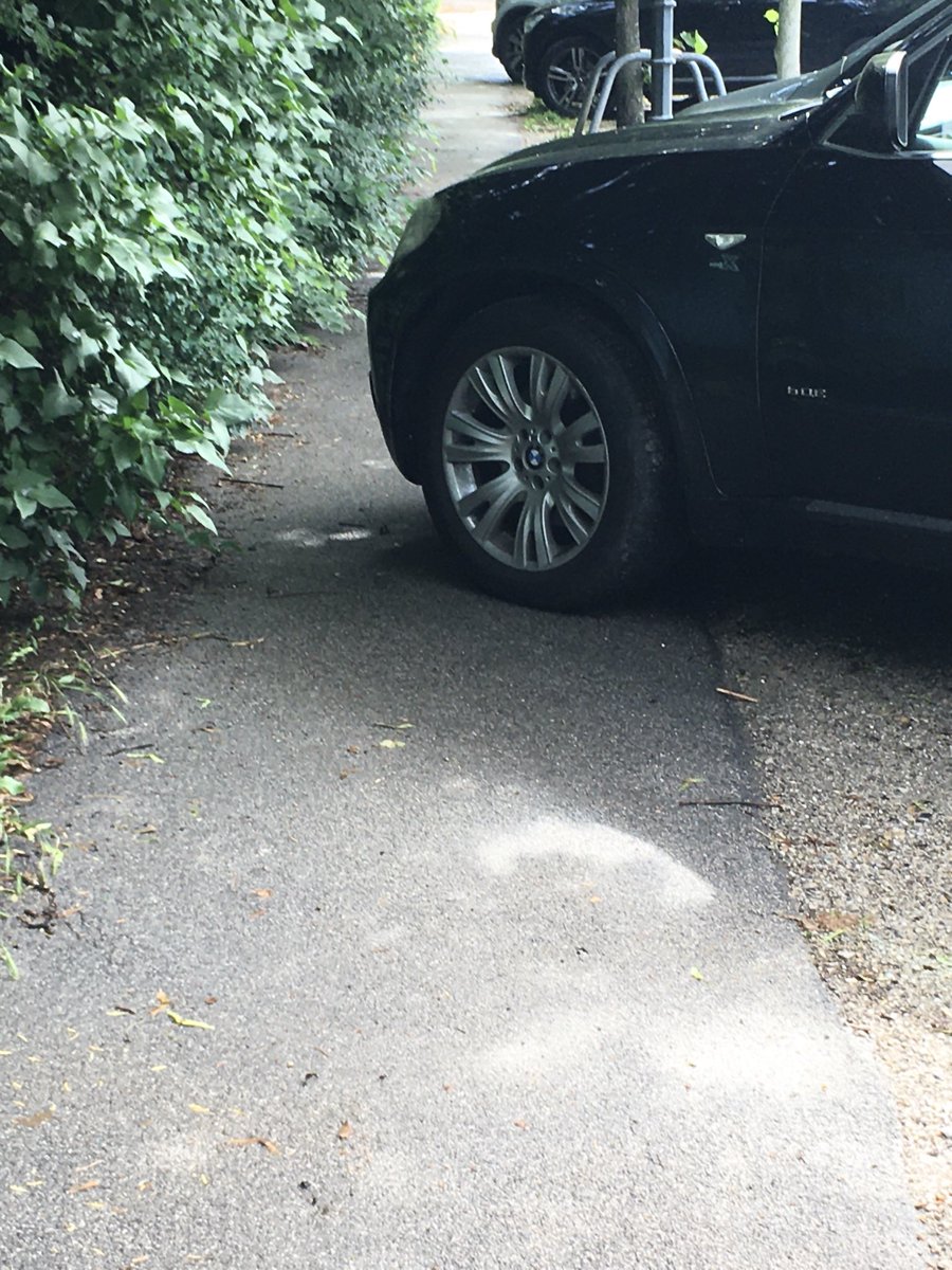 VCOE_AT's tweet photo. Wenn du mit dem Kinderwagen unterwegs bist und auf Rücksichtslosigkeit triffst. PS: Auch die Folge eines Verkehrssystems das selbst abgestellten Autos mehr Platz gibt als Menschen, die zu Fuß mobil sind. https://t.co/WQxcD1Zhrg