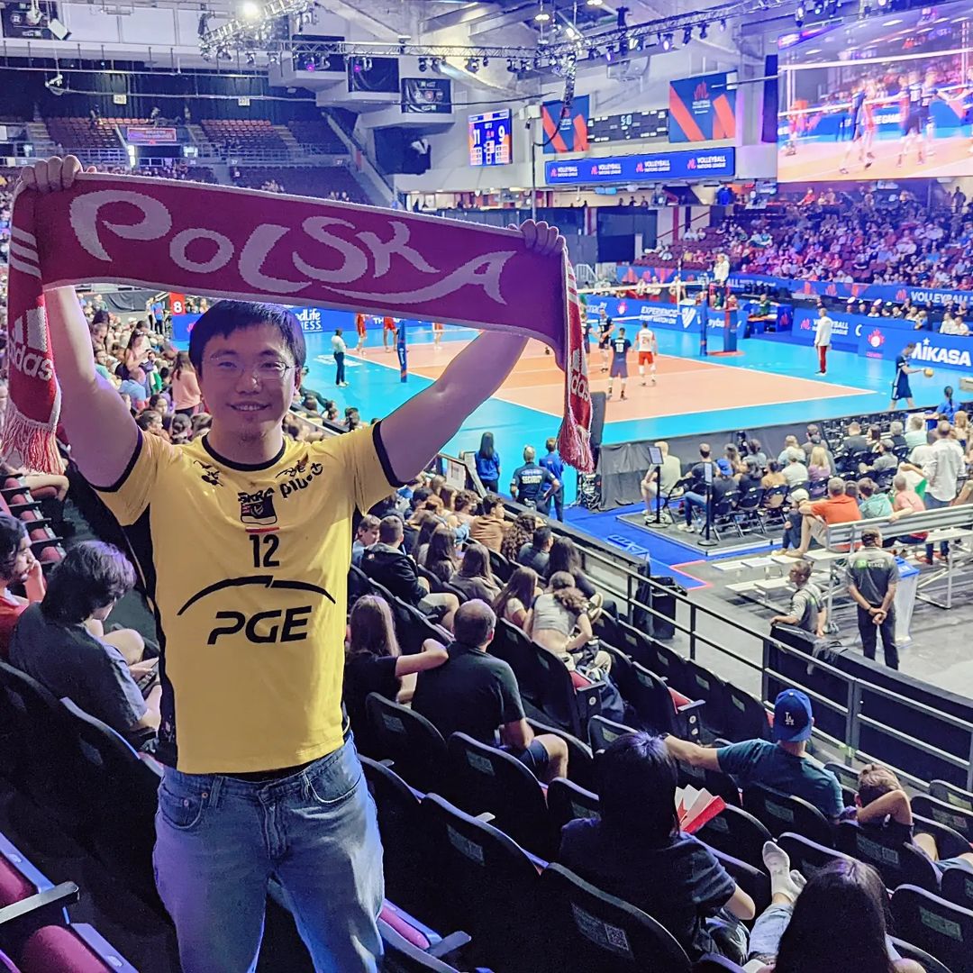 _SkraBelchatow_'s tweet photo. Mamy fanów na całym świecie😍Biało-czerwonych w Ottawie podczas wczorajszego meczu #BULPOL wspierał dobrze znany kibic @PolskaSiatkowka i #TEAMSkra 🏐 Hello @Martee_Z  👋 #VNL2022 #TeamPOLAND https://t.co/L4vpR3dDgj