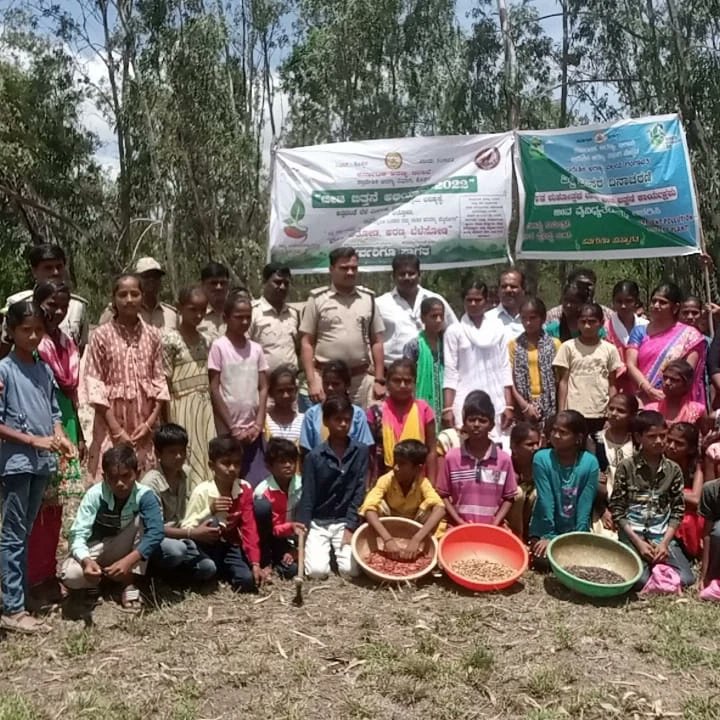 DcfForest's tweet photo. ವಿಶ್ವ ಪರಿಸರ ದಿನಾಚರಣೆ ಹಾಗೂ HK ಕಾರ್ಯಕ್ರಮದ ಅಂಗವಾಗಿ ಇಂದು ಗಂಗಾವತಿ ವಲಯದ ಬಸಾಪಟ್ಟಣ ಶಾಖೆಯ ಚಿಕ್ಕಬೆಣ್ಕಲ್ ಗ್ರಾಮದ ಶ್ರೀವಾಲ್ಮೀಕಿ ವಸತಿ ಶಾಲಾ ಆವರಣದಲ್ಲಿ ಬೀಜ ಬಿತ್ತನೆ&amp;ಸಸಿಗಳನ್ನು ನೆಡಲಾಯಿತು. ಕಾರ್ಯಕ್ರಮದಲ್ಲಿ ಚಿಕ್ಕಬೆಣಕಲ್ ಗ್ರಾಪಂ ಅಧ್ಯಕ್ಷರು, ಸದಸ್ಯರುಗಳು,ಶಾಲಾ ಮುಖ್ಯೋಪಾಧ್ಯಾಯರು, ಶಿಕ್ಷಕರು ಸಿಬ್ಬಂದಿಗಳು ಭಾಗವಹಿಸಿದ್ದರು. https://t.co/3zYjksKVUC