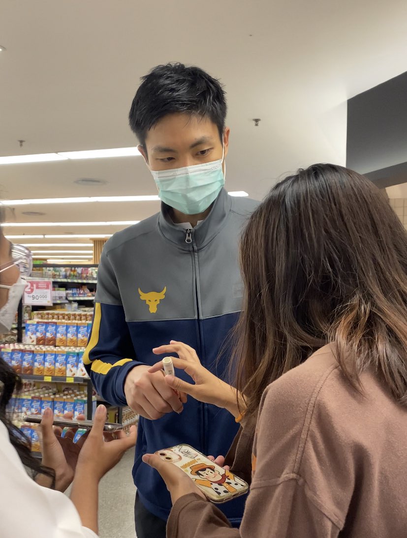 janqyeoul's tweet photo. find a man who look at you like ichen did😭😭😭 https://t.co/fQvxsSq7PE