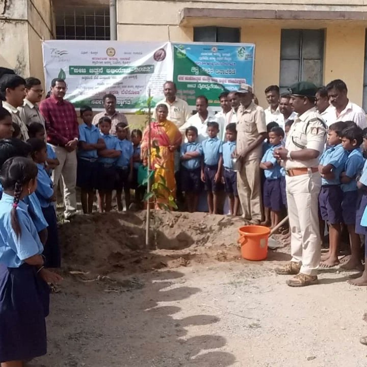 DcfForest's tweet photo. ವಿಶ್ವ ಪರಿಸರ ದಿನಾಚರಣೆ ಹಾಗೂ HK ಕಾರ್ಯಕ್ರಮದ ಅಂಗವಾಗಿ ಇಂದು ಗಂಗಾವತಿ ವಲಯದ ಬಸಾಪಟ್ಟಣ ಶಾಖೆಯ ಚಿಕ್ಕಬೆಣ್ಕಲ್ ಗ್ರಾಮದ ಶ್ರೀವಾಲ್ಮೀಕಿ ವಸತಿ ಶಾಲಾ ಆವರಣದಲ್ಲಿ ಬೀಜ ಬಿತ್ತನೆ&amp;ಸಸಿಗಳನ್ನು ನೆಡಲಾಯಿತು. ಕಾರ್ಯಕ್ರಮದಲ್ಲಿ ಚಿಕ್ಕಬೆಣಕಲ್ ಗ್ರಾಪಂ ಅಧ್ಯಕ್ಷರು, ಸದಸ್ಯರುಗಳು,ಶಾಲಾ ಮುಖ್ಯೋಪಾಧ್ಯಾಯರು, ಶಿಕ್ಷಕರು ಸಿಬ್ಬಂದಿಗಳು ಭಾಗವಹಿಸಿದ್ದರು. https://t.co/3zYjksKVUC