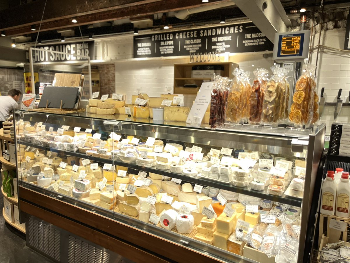 anson_ag's tweet photo. Itβs an important market for #Vt cheesemakers. You can find #Vt cheese and butter at stores like @SaxelbyCheese in NYC. This cheese store is at the popular @ChelseaMarketNY where thousands visit each day. #cheese #vt #vtcheese #dairy https://t.co/bywxJ1IRcN
