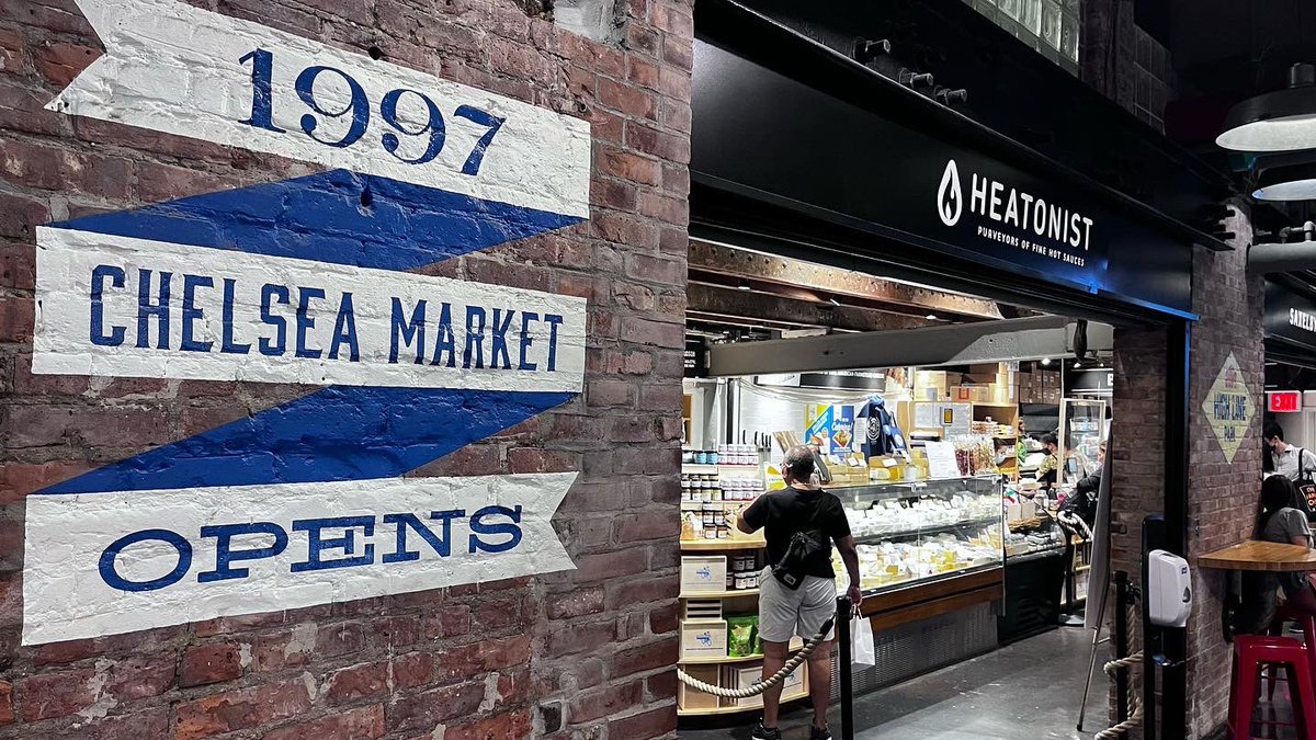 anson_ag's tweet photo. Itβs an important market for #Vt cheesemakers. You can find #Vt cheese and butter at stores like @SaxelbyCheese in NYC. This cheese store is at the popular @ChelseaMarketNY where thousands visit each day. #cheese #vt #vtcheese #dairy https://t.co/bywxJ1IRcN