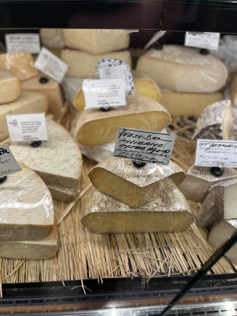 anson_ag's tweet photo. Itβs an important market for #Vt cheesemakers. You can find #Vt cheese and butter at stores like @SaxelbyCheese in NYC. This cheese store is at the popular @ChelseaMarketNY where thousands visit each day. #cheese #vt #vtcheese #dairy https://t.co/bywxJ1IRcN